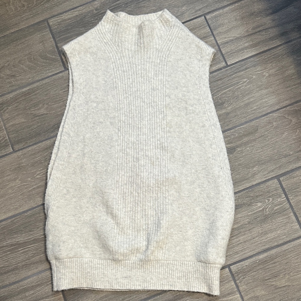 Banana Republic Light Gray Sleeveless Turtleneck Sweater